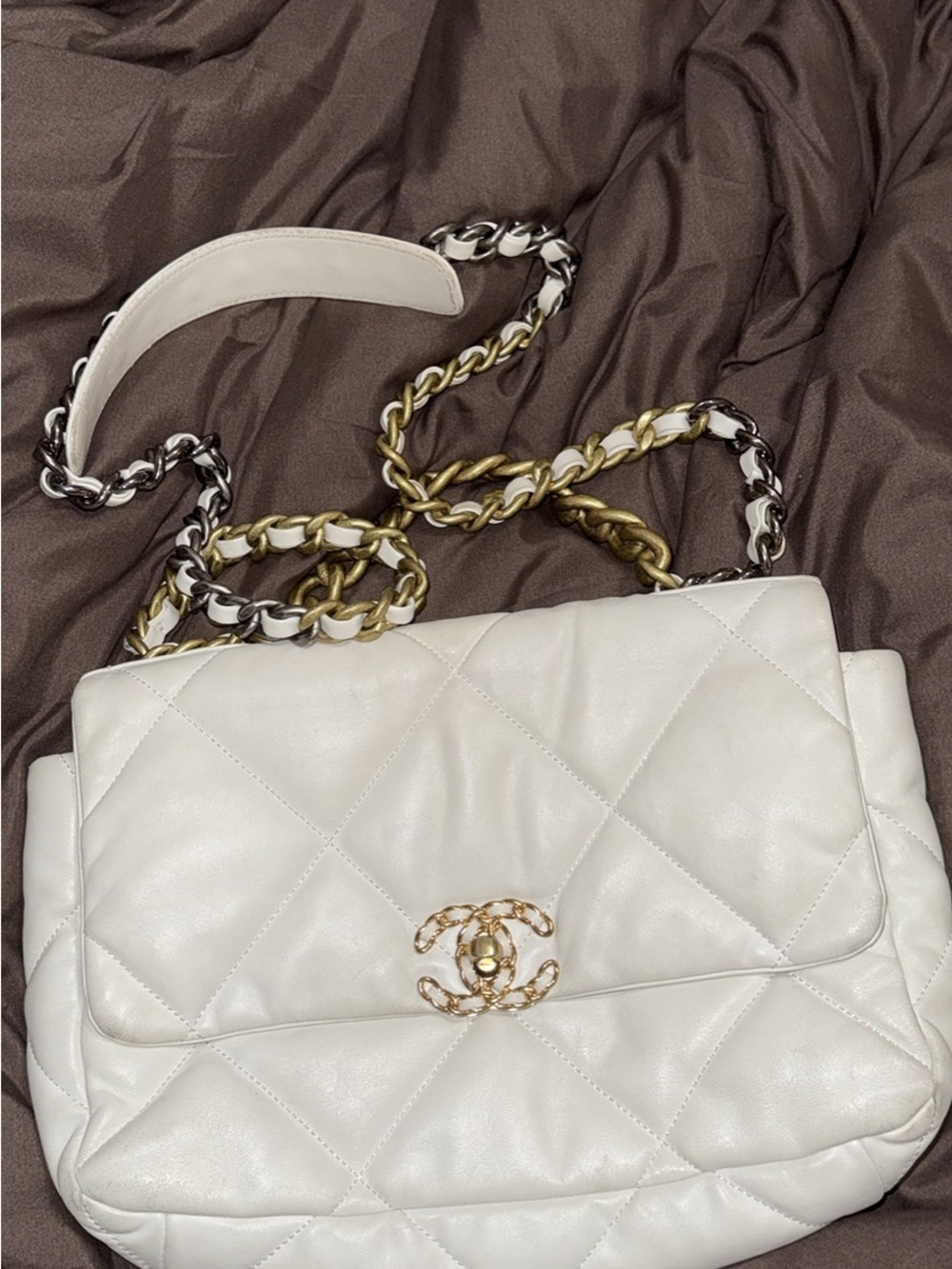 CHANEL Cream Quilted Shoulder Bag with Gold-Tone CC Turnlock